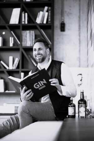 Peter Jauch mit Buch 1 - weindepot